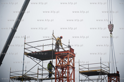 Gdansk. Montaz kolejnych czesci wiaduktu nad torami...