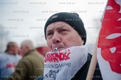Gdansk. Protest pracownikow Portowej Strazy Pozarnej...