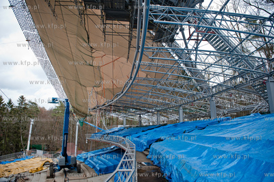 Sopot. Rozpoczeto montaz liczacej 7000 m2  powloki...