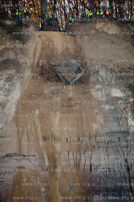 Gdynia. Akcja zsuwania powojennego polskiego schronu...