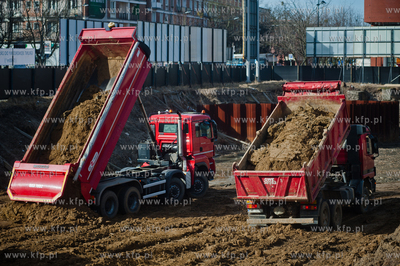 Gdansk. Zasypywanie wielkiej dziury znajdujacej sie...