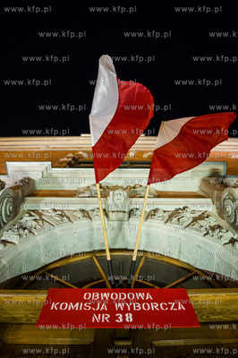 Gdansk. Ratusz Staromiejski. Obwodowa komisja wyborcza...