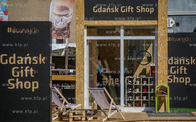 Gdansk. Skwer miedzy ulica Mariacka, a Sw. Ducha. Prezentacja...