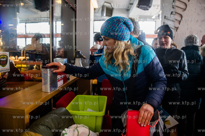 Plaża w Sopocie. Charytatywne morsowanie, w czasie...