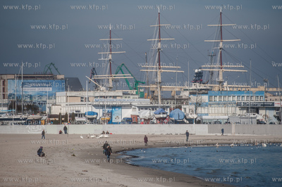 Gdynia. Słoneczna, jednak mroźna pogoda na gdyńskiej...