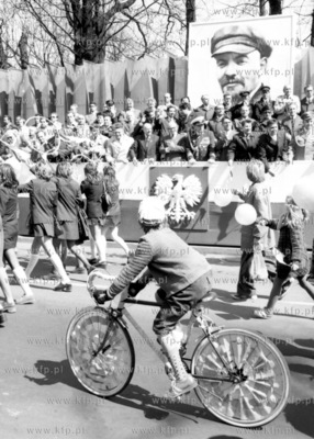 Rowerzysta kolarz w pochodzie 1 majowym przed trybuna...