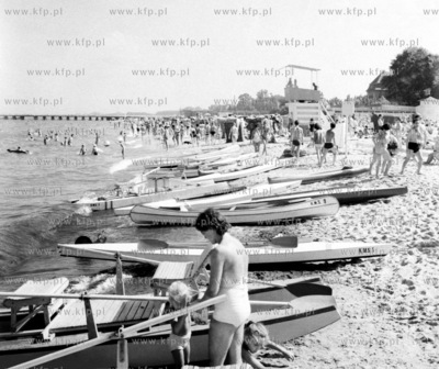 Kajaki i lodzie na plazy w Sopocie. Po lewej fragment...