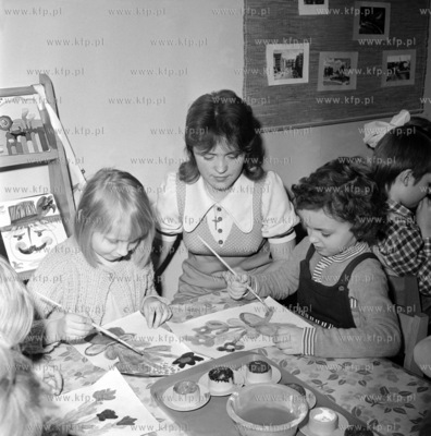 Dzieci i wychowaczynie w jednym z gdanskich przedszkoli....