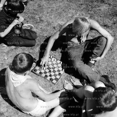 Wakacyjna rozgrywka w warcaby.
07.1968
0001350z_lipiec1968
Fot....