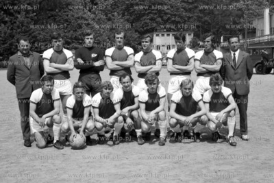 Druzyna Lechii Gdansk. Na zdjeciu od lewej stoja kierownik...