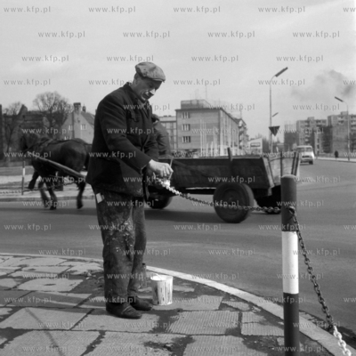Konserwacja łańcucha odgradzajacego jezdnię od chodnika...