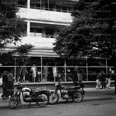Witryna sklepu Mody Polskiej. 
12.1966
0000642z_grudzien1966
Fot....