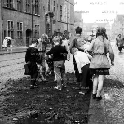 Dzieci bawią się na ulicy Długiej w Gdańsku. (lata60).19680008116zFot....