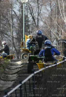 Kilku mezczyzn urzadza sobie brawurowy rajd czterokolowcami...