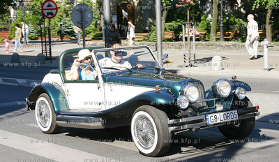 Gdynia ul. Swietojanska. Przejazd kolumny starych samochodow...