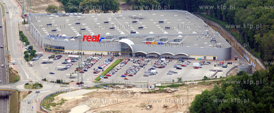 Gdynia z lotu ptaka. Nz. Hipermarket Real w dzielnicy...