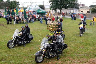 Dozynki Gminne w Kosakowie. Nz. Przedstawiciel wchodzacych...