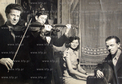 Muzykalna rodzina Tuskow, od lewej ze skrzypcami dziadek...