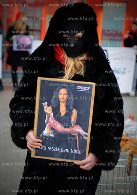 Gdansk. Wejscie do CH Galeria Baltycka. Manifestacja...