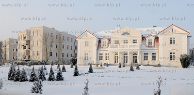 Gdynia Orlowo w zimowej szacie. Nz. Bialy Dwor zrekonstruowany...