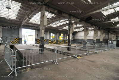 Hale dawnej zajezdni autobusowej w Gdyni. Uroczyste...