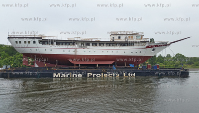 Transport kadluba do portu wewnetrzego w Gdansku szkolnego...