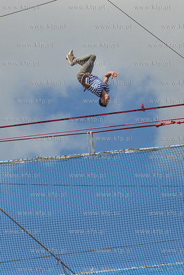 25 metrow nad pokladem Daru Mlodziezy zacumowanym przy...