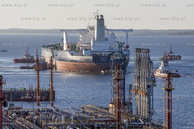 Irański supertankowiec M/T Atlantas wpływa do Naftoportu...