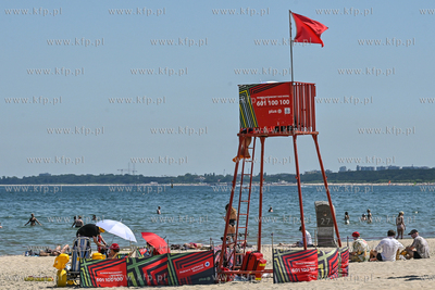 Sopot. Plaża. Czerwona flaga sygnalizująca zakaz...