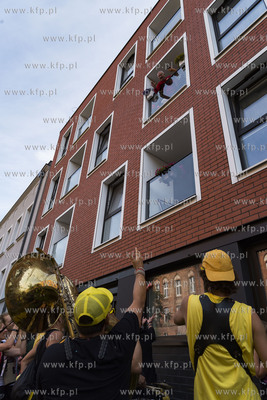 Gdańsk. Festiwal teatrów Ulicznych FETA. Always Drinking...