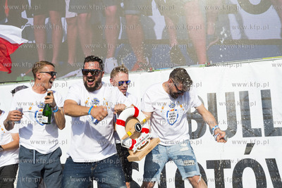 Red Bull Konkurs Lotów w Gdyni. Nz. Zwycięska drużyna...