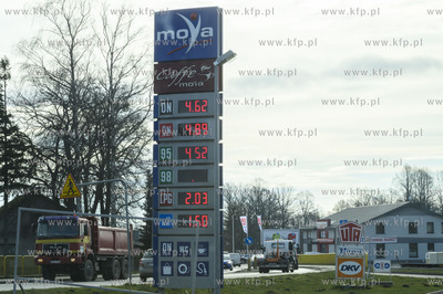 Karczemki, wieś na Kaszubach. Nz. Stacja benzynowa...