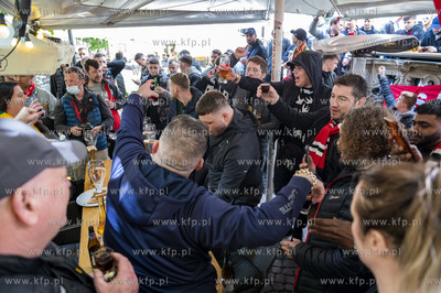 Kibice Manchester United bawią sie na ul. Długi Targ...