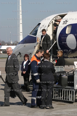 Port lotniczy w Gdansku Rebiechowie. Przed terminalem...