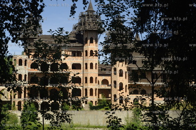 Zamek w Lapalicach, polozony jest miedzy Chmielnem...