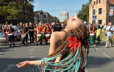 Gdansk. ul. Podmlynska. Parada z udzialem bebniarzy,...