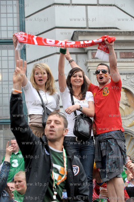 Gdansk, Dlugi Targ. Irlandzcy i hiszpanscy kibice bawia...