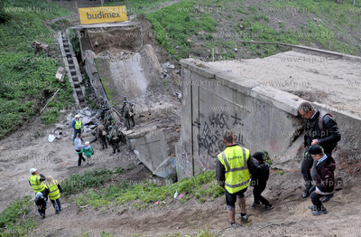 Wyburzanie Mostku Weisera Dawidka na gdanskiej Strzyzy....