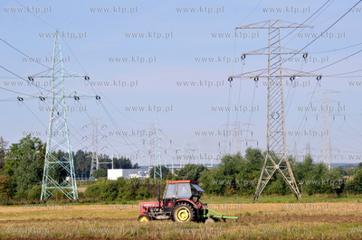 Orka na polu w Leznie na Kaszubach przy drodze w kierunku...