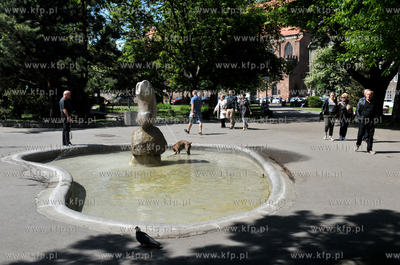Gdansk. Skwer z fontanna pomiedzy ulicami Swietojanska...