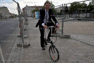 Wiceprezydent Gdanska Piotr Grzelak jedzie na rowerze...