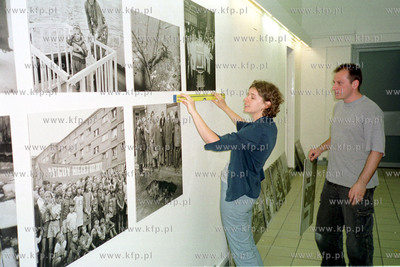 Instalacja wystawy fotograficznej " Zwykle Miasto....