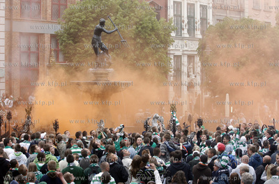 Gdansk. Ul. Dlugi Targ. Kibice Lechii Gdansk swietuja...