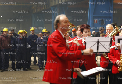 Stocznia Gdansk. Hala K1. Do sniadania stoczniowcom...