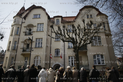 Sopot. Ul.  Armii Krajowej 55. Ludzie skladaja kwiaty...