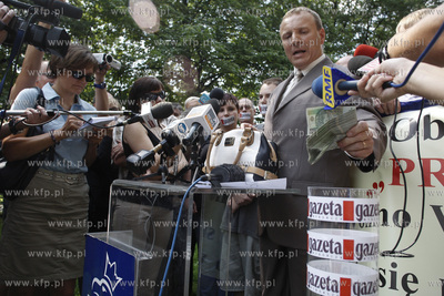 Europosel PiS zdecydowal przekazac wydawcy Gazety Wyborczej...