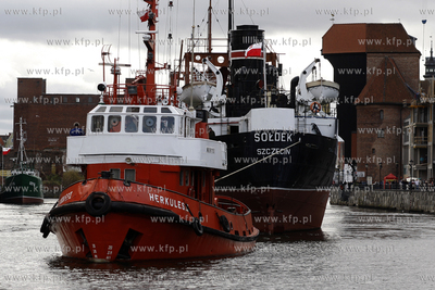 Gdansk. Statek muzeum Soldek, zostal odholowany do...