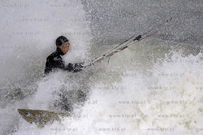 Gdansk Brzezno. Silny wiatr, duza fala to wymarzone...