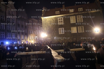 Gdańsk. Misterium Nocne. Nz. uczesticy misterium przy...