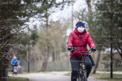 Gdańsk Brzeźno. Rowerzystka w maseczce ochronnej.
01.04.2020
fot....